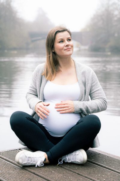 Symbolbild Beckenboden Schwangerschaft: schwangere Beckenbodentrainerin Carmen Hesselmann